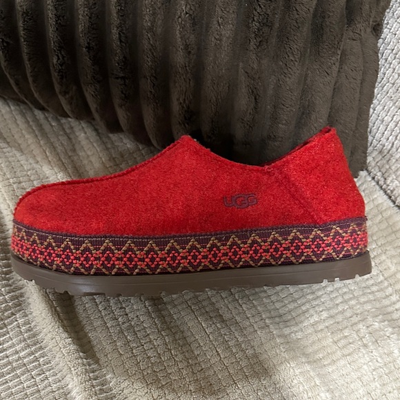 Ugg felt cozy red clogs. - Picture 4 of 8